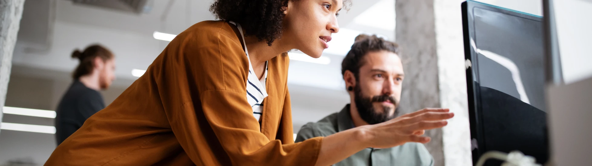 desk-two-employees-discussion